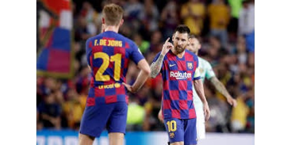 de Jong od czasu do czasu omawia piłkę nożną z Messim